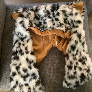 Winter hat leopard print white and black NWT